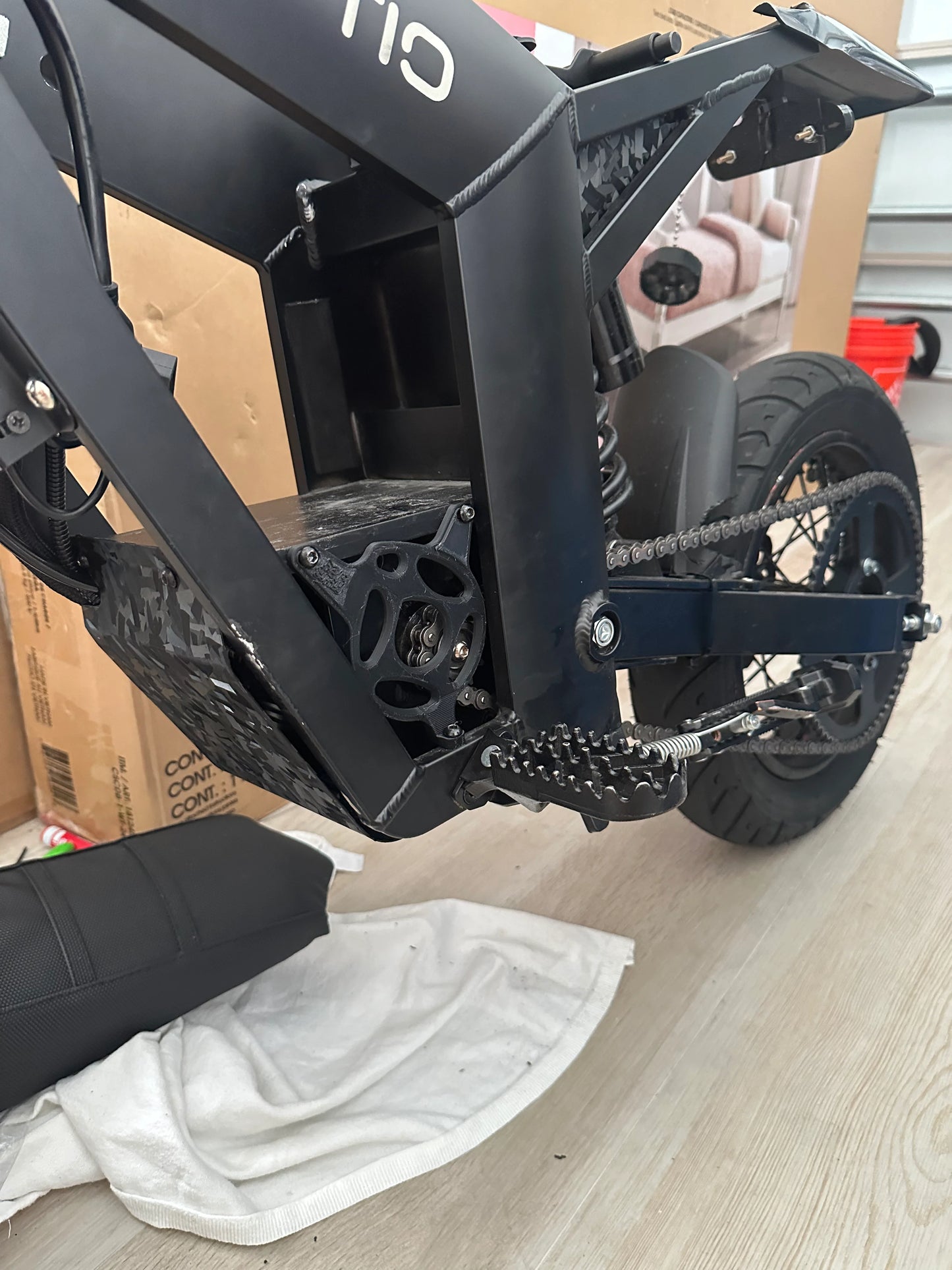 Prickly tuttio motor cover